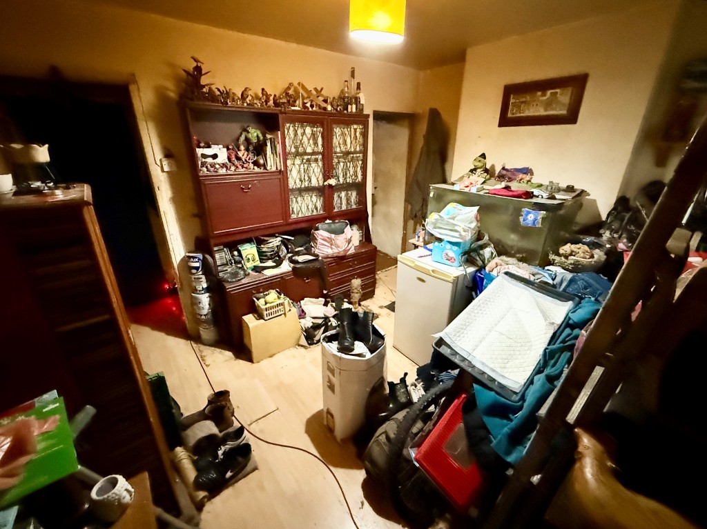 Lot: 68 - MID-TERRACE HOUSE FOR REFURBISHMENT - Dining room